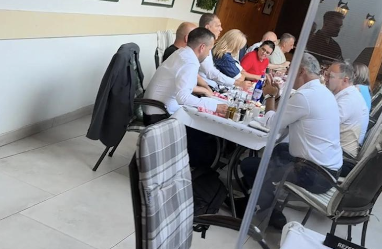 (FOTO/VIDEO) În toiul crizei politice majore, apropiații lui Ilie Bolojan petrec și fac strategii într-un restaurant discret din București. Agenția Mediafax prezintă imaginile