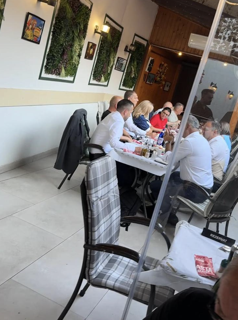 (FOTO/VIDEO) În toiul crizei politice majore, apropiații lui Ilie Bolojan petrec și fac strategii într-un restaurant discret din București. Agenția Mediafax prezintă imaginile
