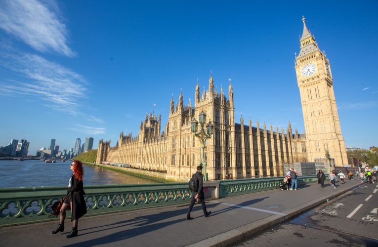 Guvernul britanic vrea să interzică terapia de conversie pentru persoanele LGBT+