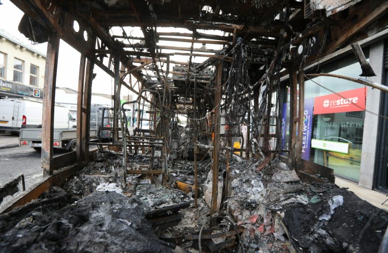 Haos în Irlanda de Nord. Protestatarii au incendiat vehicule, iar poliția a intervenit cu tunuri de apă