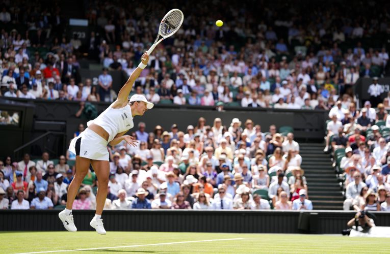 Iga Swiatek începe campania de apărare a trofeului de la Wimbledon cu o victorie în trei seturi