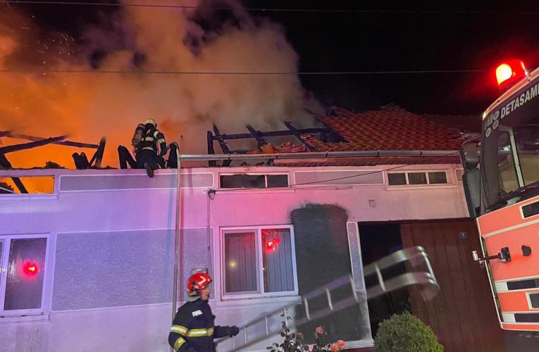 Incendiu în Caraș-Severin: trei locuințe au fost cuprinse de flăcări în Slatina-Timiș. Zeci de păsări au murit