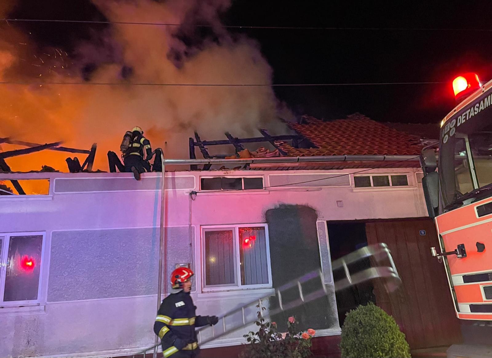 Incendiu în Caraș-Severin: trei locuințe au fost cuprinse de flăcări în Slatina-Timiș. Zeci de păsări au murit