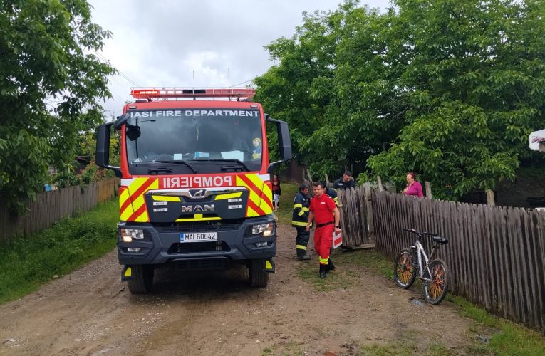 Incendiu într-o casă din județul Iași. Doi răniți, transportați la spital