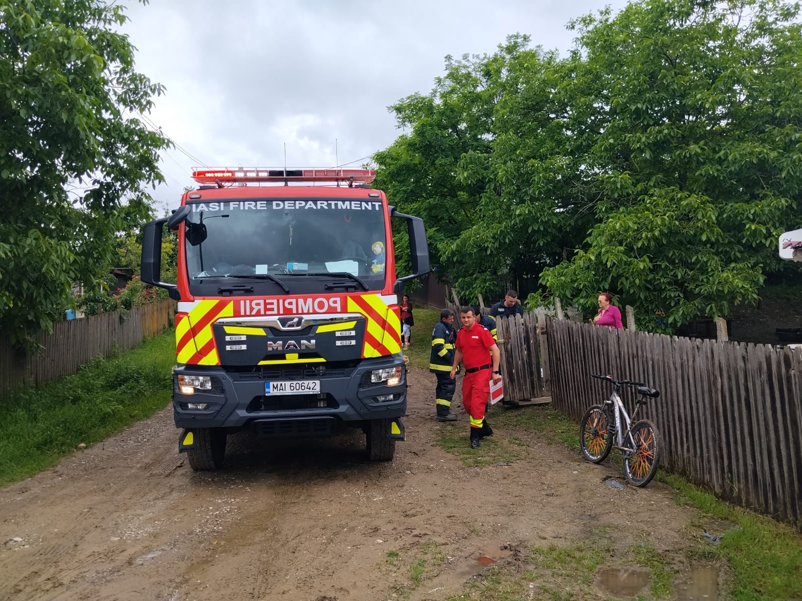 Incendiu într-o casă din județul Iași. Doi răniți, transportați la spital
