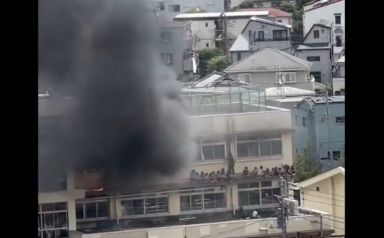 Incendiu la o școală din Tokyo. Aproape 300 de elevi și profesori au fost evacuați, mai multe persoane au fost salvate de pompieri