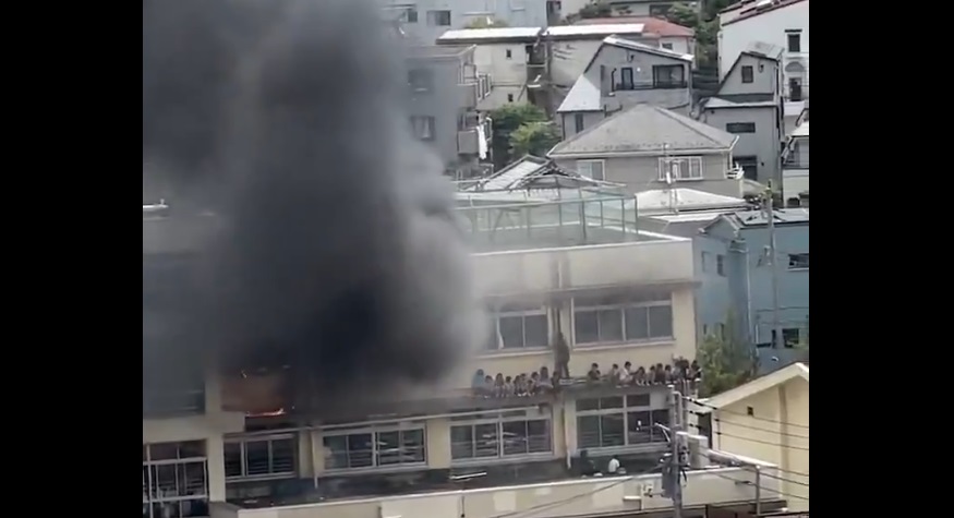Incendiu la o școală din Tokyo. Aproape 300 de elevi și profesori au fost evacuați, mai multe persoane au fost salvate de pompieri