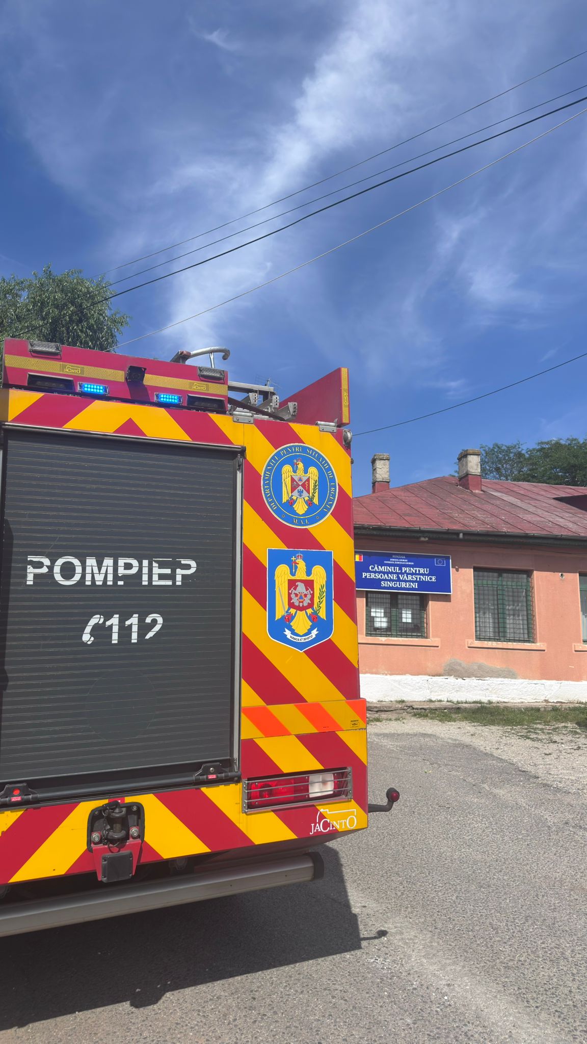 Incendiu la un cămin de vârstnici din Singureni: 41 de persoane s-au evacuat. Focul a pornit de la un scurtcircuit