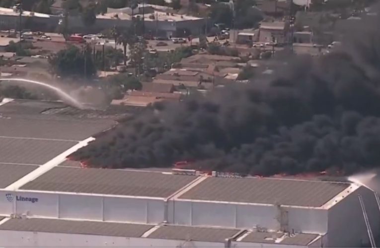 Incendiu la un depozit din Los Angeles. Autoritățile au emis alerte pentru locuitori