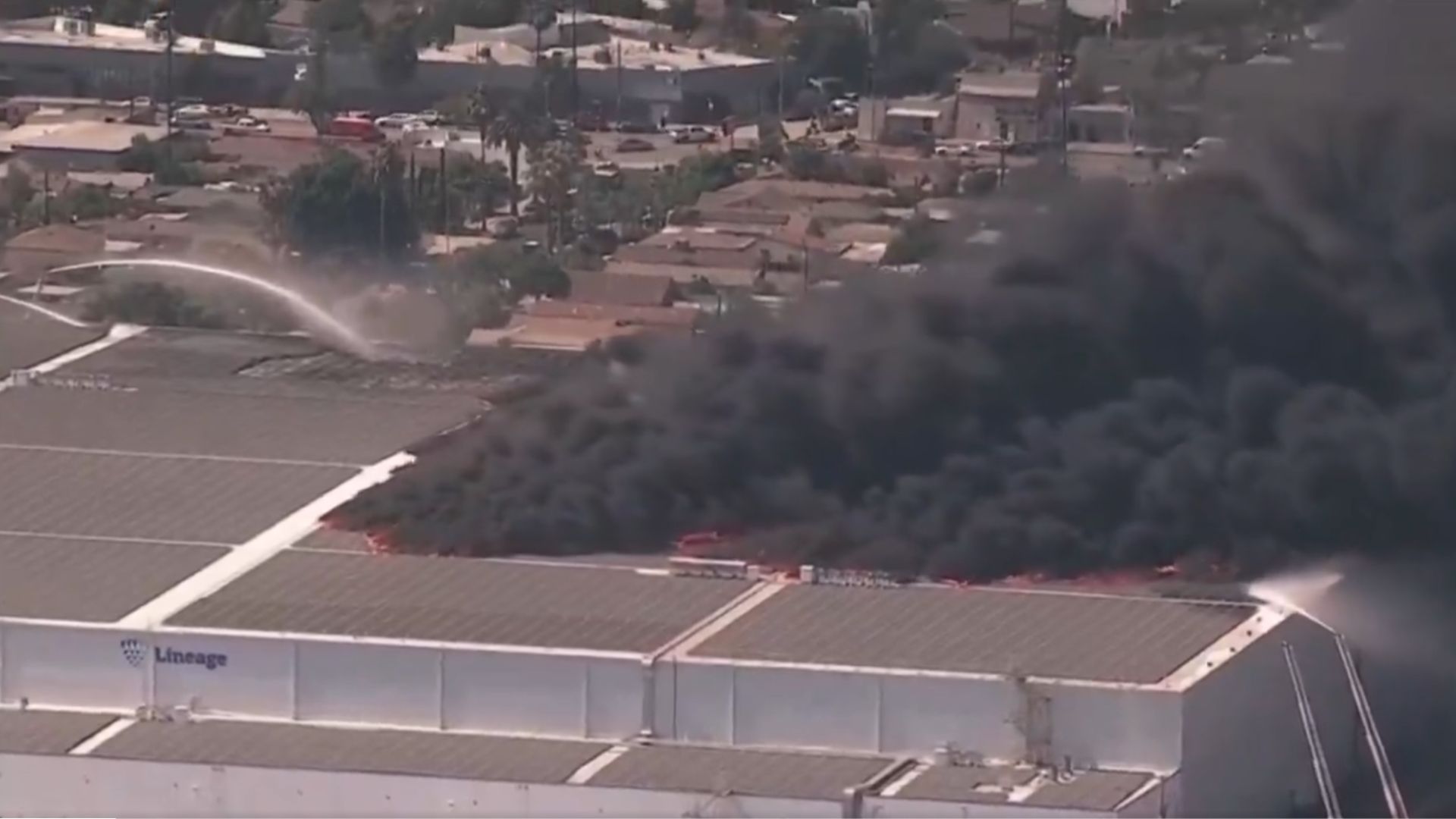 Incendiu la un depozit din Los Angeles. Autoritățile au emis alerte pentru locuitori