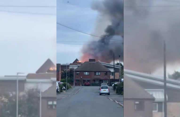 Incendiu spectaculos la un centru comercial din Leicestershire. Acoperiș prăbușit, zeci de pompieri mobilizați