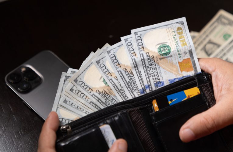 Îndatorați până la moarte: mulți americani nu se pot pensiona pentru că încă își plătesc creditele pentru studii