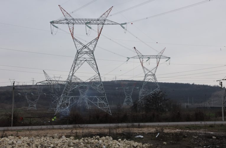 INS: Consumul de energie electrică al populației a scăzut cu 10% în primele patru luni ale anului