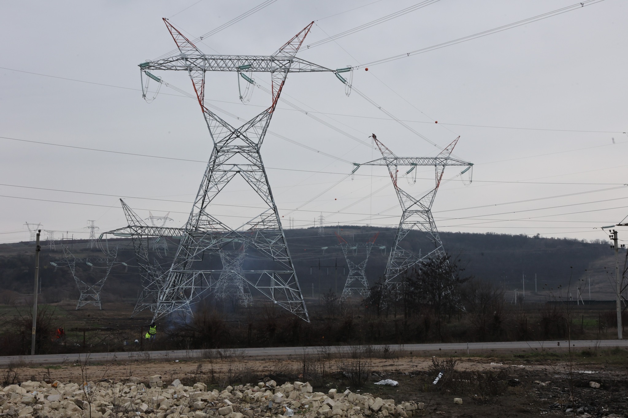 INS: Consumul de energie electrică al populației a scăzut cu 10% în primele patru luni ale anului