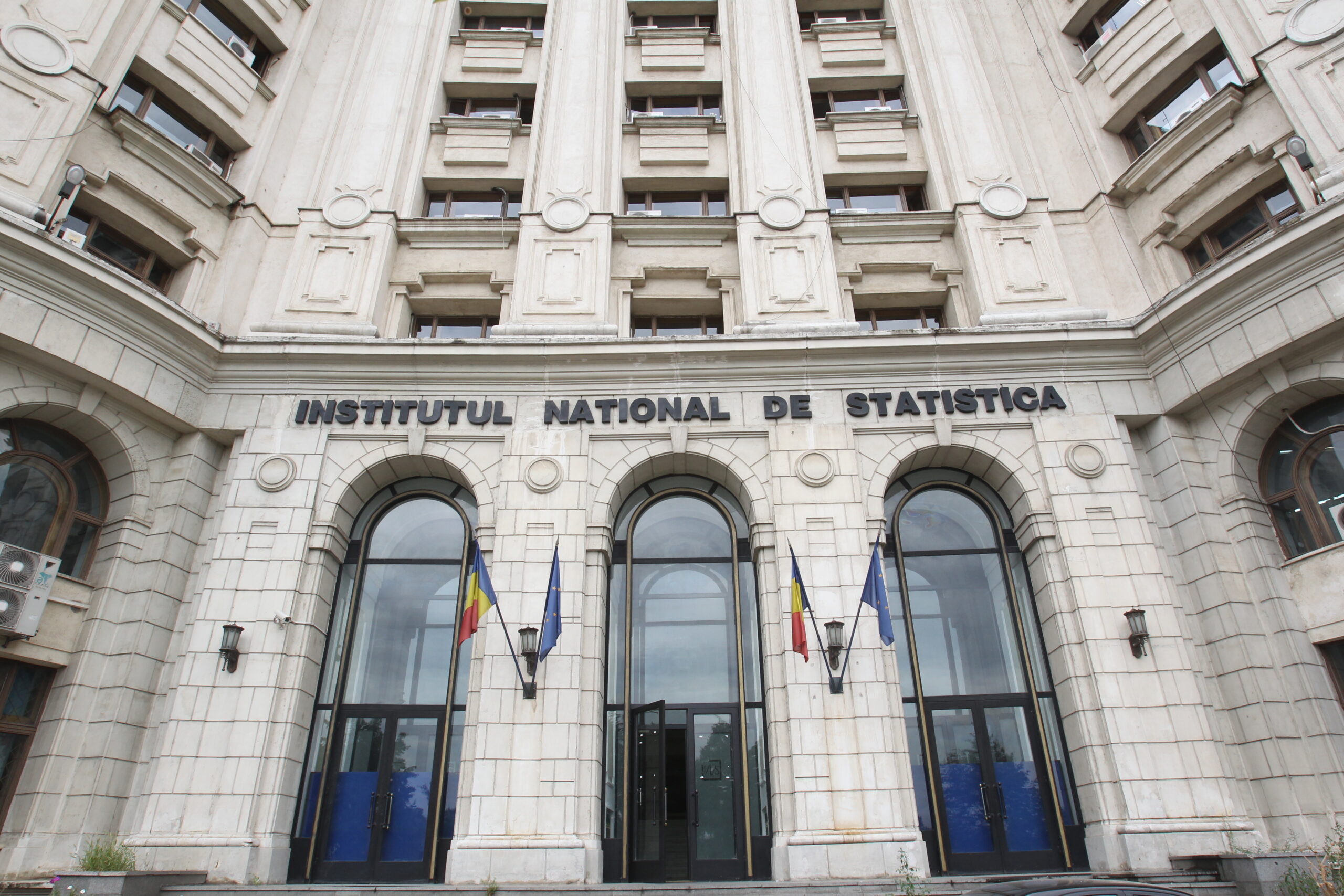 INS: Romanians earned more in 2025, but also spent more