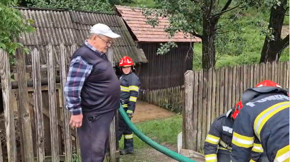 Inundații după ploile abundente din Buzău / ISU intervine pentru evacuarea apei