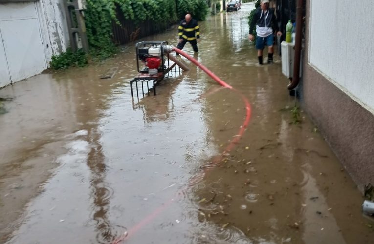 Inundații în șapte județe din țară: Persoane evacuate și zeci de străzi și curți acoperite de ape