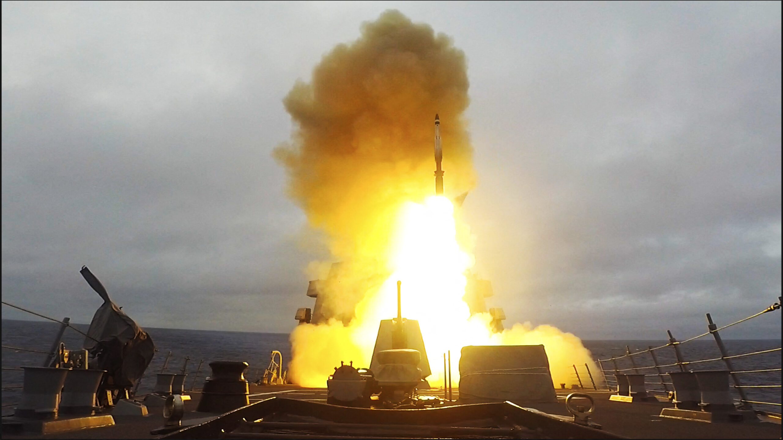 Kuweit anunță interceptarea unor „ținte aeriene ostile”, după ce Iran a răspuns atacurilor inițiate de armata americană