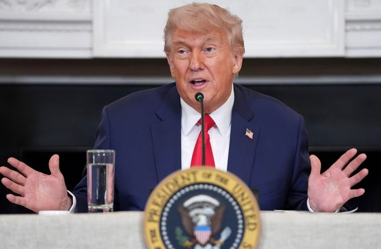 „Lăsați-i să-și rezolve problemele singuri. Eu i-am adus în această situație”. Președintele Trump insistă pentru discuții directe Zelenski – Putin