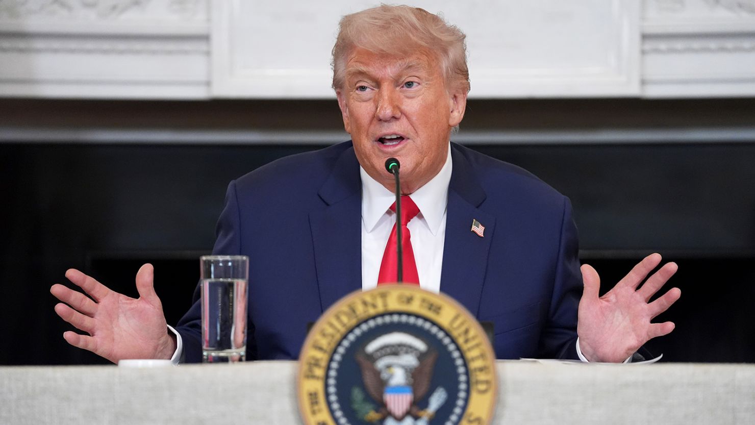 „Lăsați-i să-și rezolve problemele singuri. Eu i-am adus în această situație”. Președintele Trump insistă pentru discuții directe Zelenski – Putin