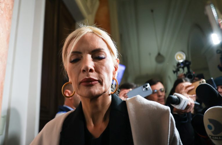 Laura Vicol i-a făcut plângere penală lui Siegfried Mureșan, după o postare a acestuia pe Facebook: „Fiecare răspunde pentru propriile cuvinte”