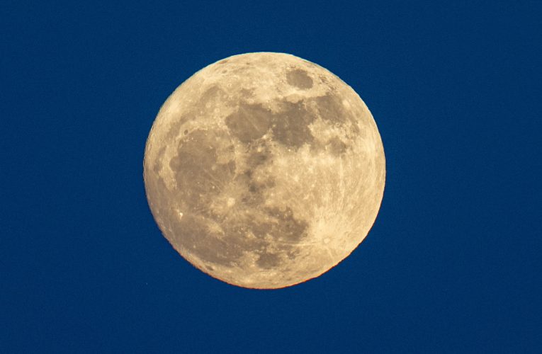 Luna „Căpșună” răsare în această seară deasupra Europei. Care este semnificația numelui