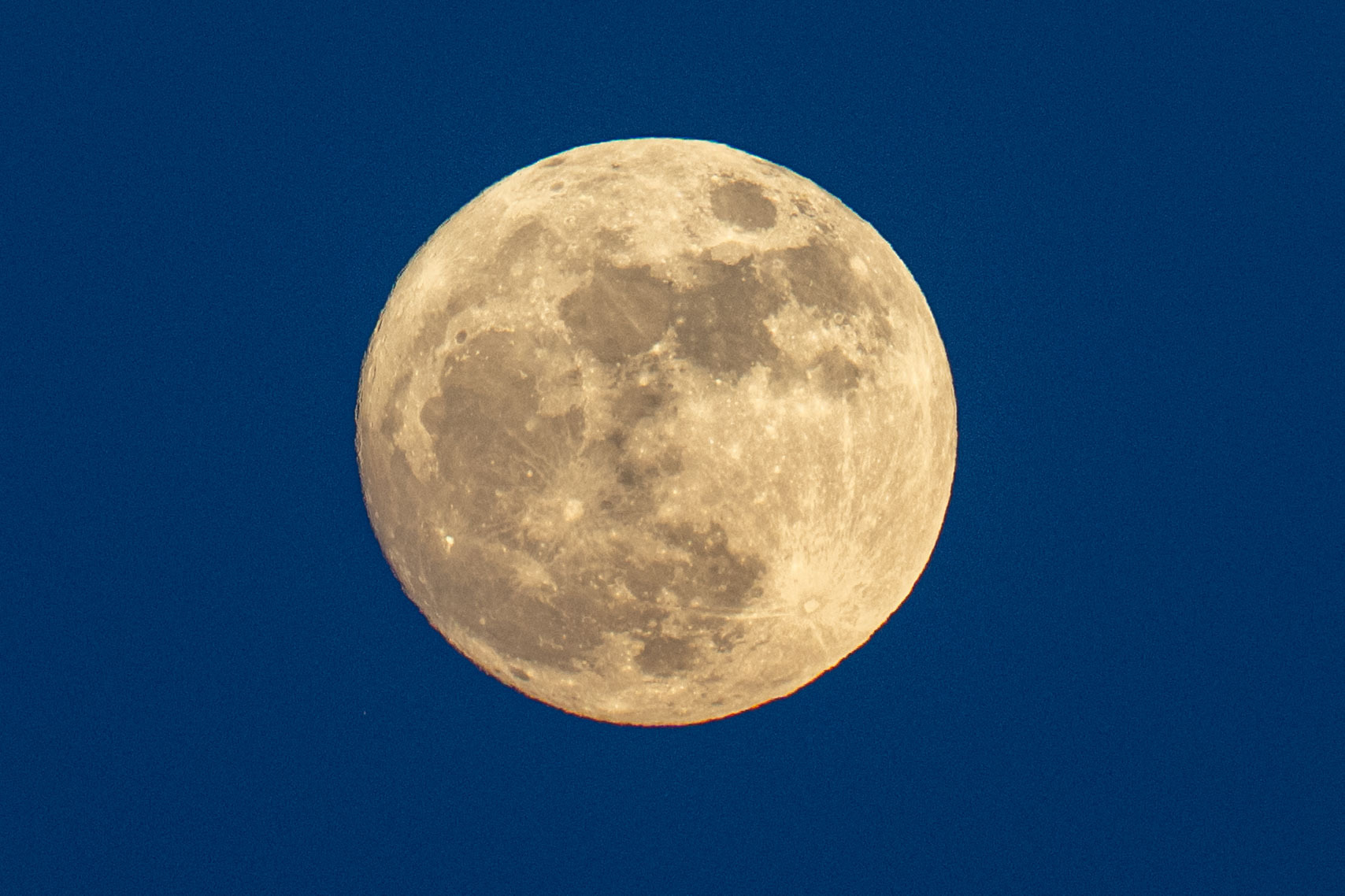 Luna „Căpșună” răsare în această seară deasupra Europei. Care este semnificația numelui