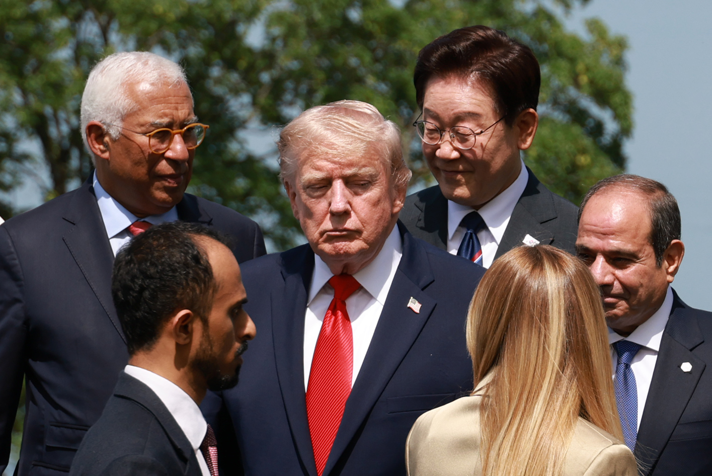 „M-a implorat să fac o poză cu ea”. Trump o atacă pe Meloni după G7. Italia reacționează dur