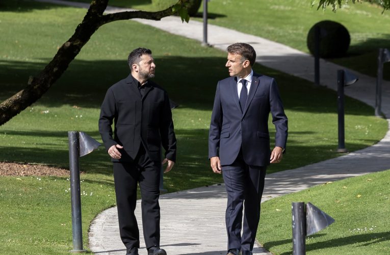 Macron și Zelenski, filmați discutând despre cum plănuiesc să-l „gestioneze” pe Trump