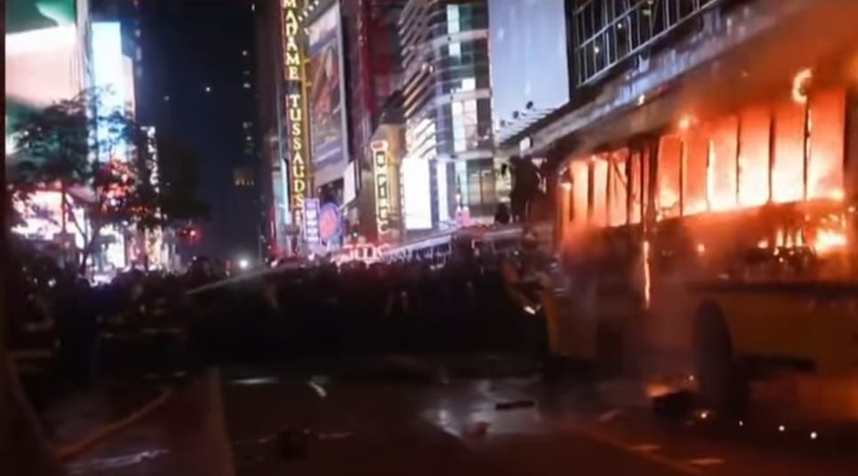 Manhattan, în flăcări după succesul echipei Knicks: un autobuz al Cupei Mondiale a fost incendiat