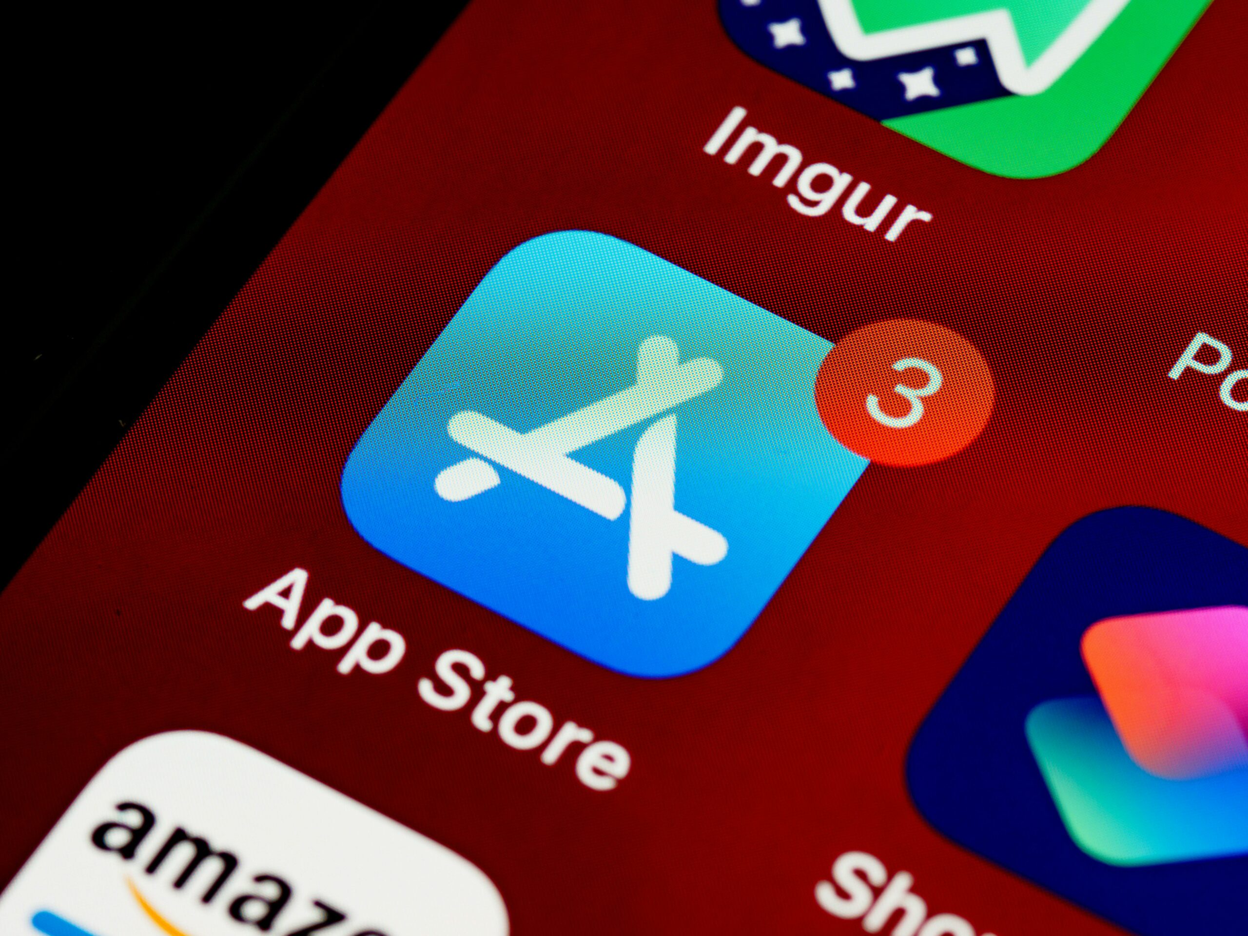 Marea Britanie vrea reguli noi pentru Apple și Google. Dezvoltatorii ar putea ocoli comisioanele din App Store și Play Store