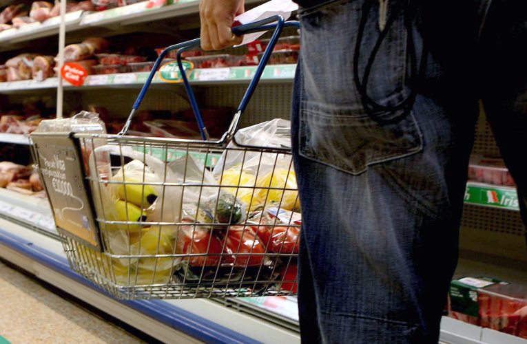 Marile rețele, dar și comercianții mici și mijlocii reclamă modul în care a fost modificată plafonarea prețurilor. „Nu susține beneficiul consumatorilor”
