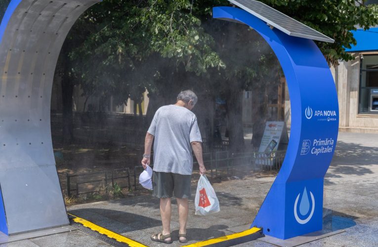 Măsuri împotriva caniculei în București. Primăria montează dușuri stradale și peste o sută de cișmele