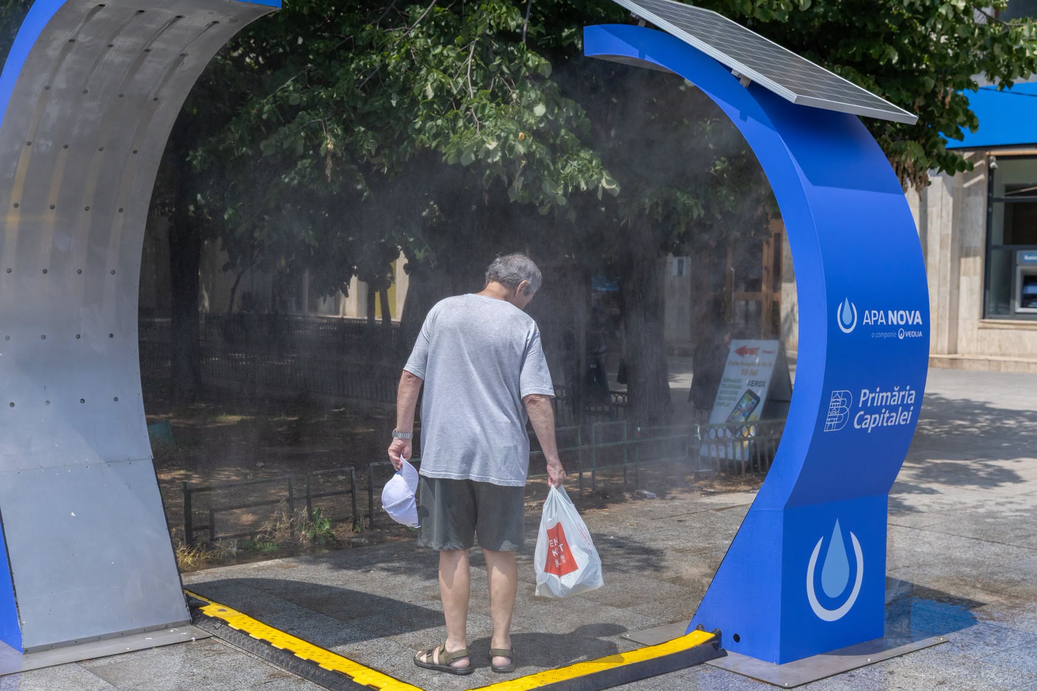Măsuri împotriva caniculei în București. Primăria montează dușuri stradale și peste o sută de cișmele