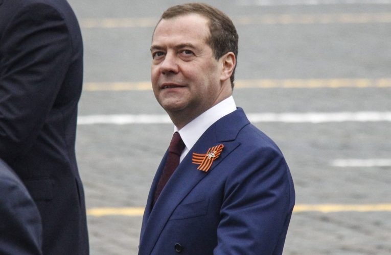 Medvedev provoacă din nou. A publicat un videoclip AI cu lideri occidentali „distruși” într-un tocător
