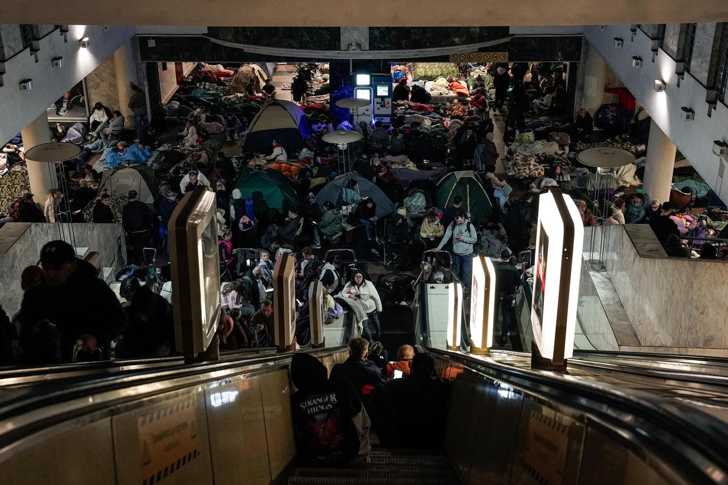 Metroul din Kiev, acuzat că percepe bani celor care se adăpostesc de bombardamente / Ce spune administrația metroului