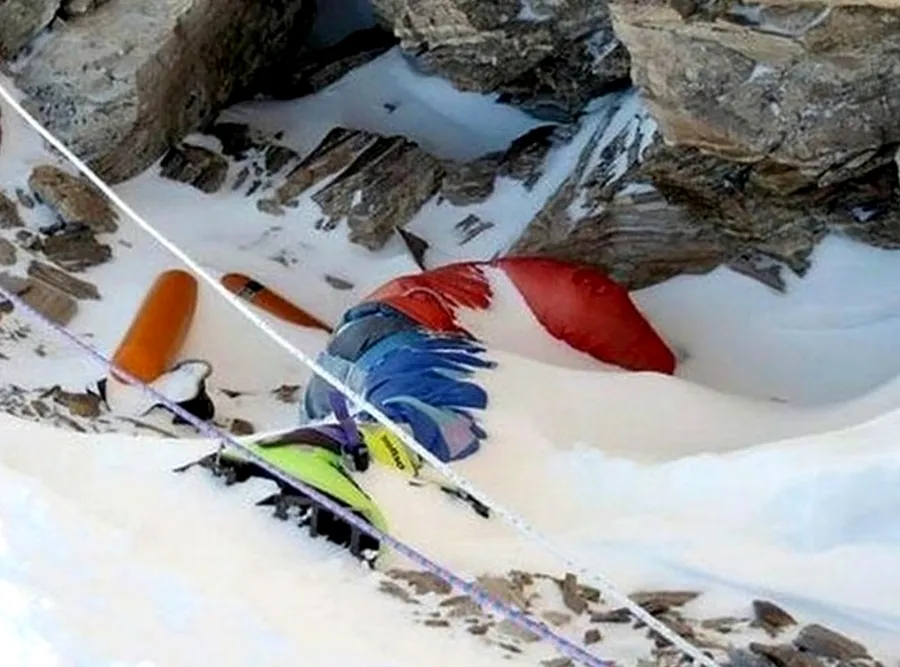 Misterul de pe Everest care durează de aproape 30 de ani. Nimeni nu știe sigur cine este „Green Boots”