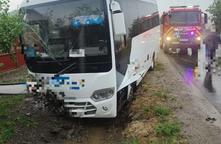 Mureș: Trei copii au ajuns la spital după ce un microbuz a intrat în șanțul de pe marginea drumului