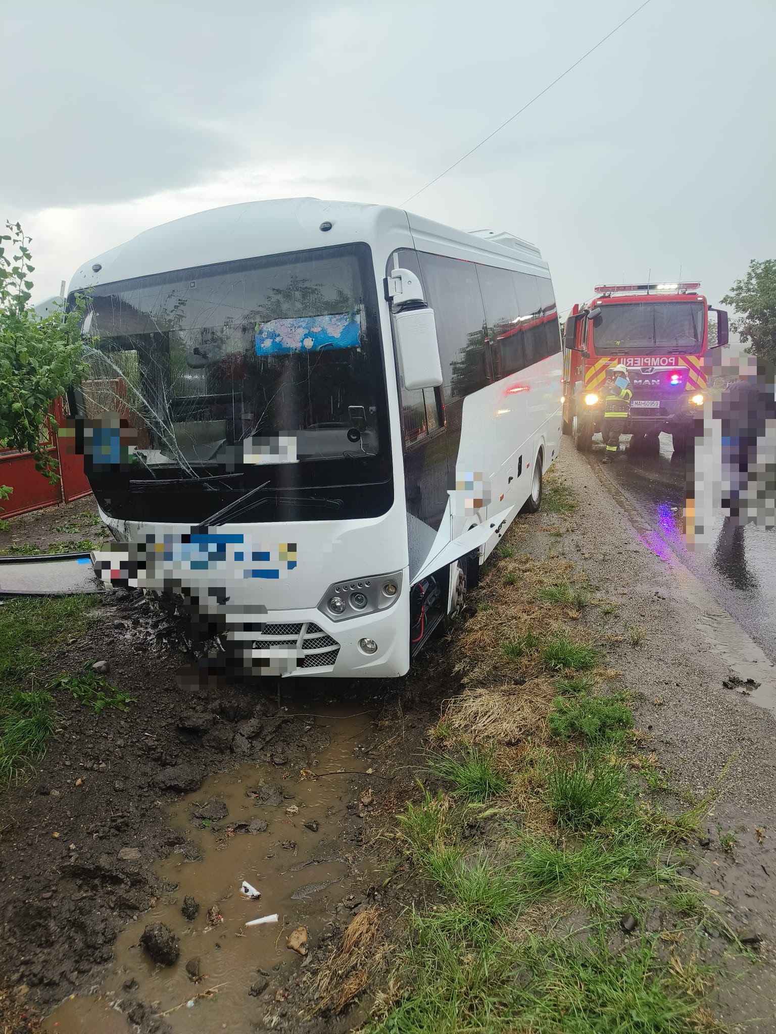 Mureș: Trei copii au ajuns la spital după ce un microbuz a intrat în șanțul de pe marginea drumului