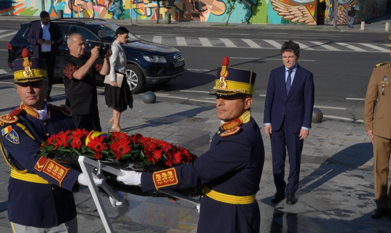 Nicușor Dan a depus o coroană de flori la monumentul dedicat memoriei victimelor Mineriadei din iunie 1990