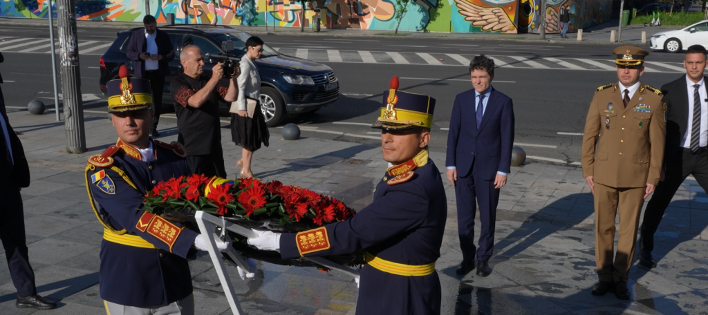 Nicușor Dan a depus o coroană de flori la monumentul dedicat memoriei victimelor Mineriadei din iunie 1990