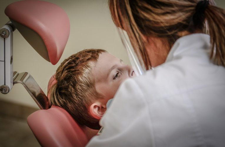 O afecțiune dentară puțin cunoscută afectează milioane de copii. Este foarte răspândită în Europa