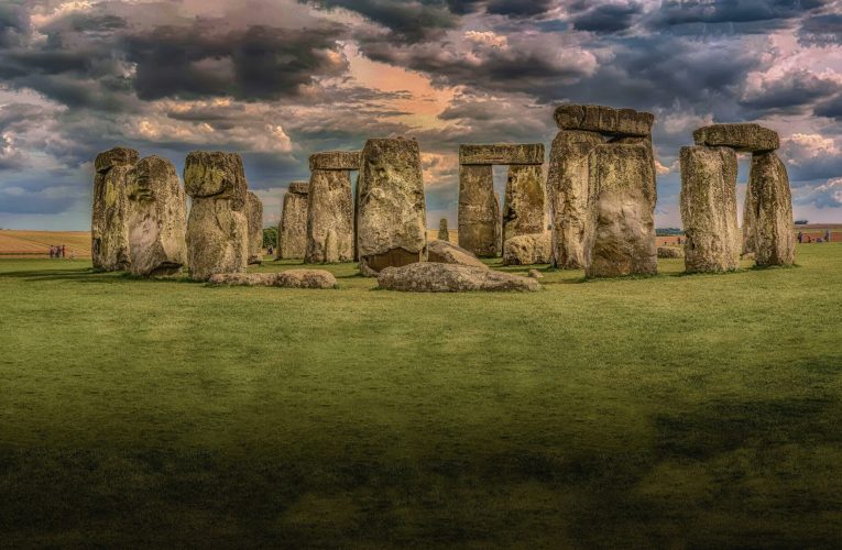 O echipă de arheologi a dezgropat un prototip al celebrului monument Stonehenge