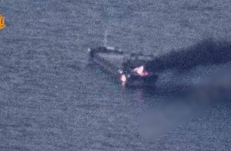O navă de marfă lovită de o dronă rusească a luat foc în Marea Neagră. Cel puțin un mort și mai multe victime