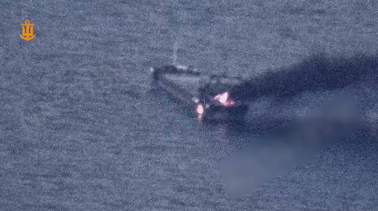 O navă de marfă lovită de o dronă rusească a luat foc în Marea Neagră. Cel puțin un mort și mai multe victime