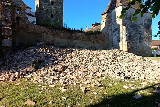 O parte din zidul uneia dintre cele mai valoroase biserici fortificate din Transilvania s-a prăbușit. Vizitele au fost suspendate