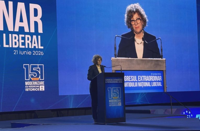 Oana Gheorghiu îi răspunde ironic lui Rareș Bogdan de pe scena Congresului PNL: „Sistemul oengist, sorosist, globalist și neomarxist a venit să pună stăpânire pe PNL”