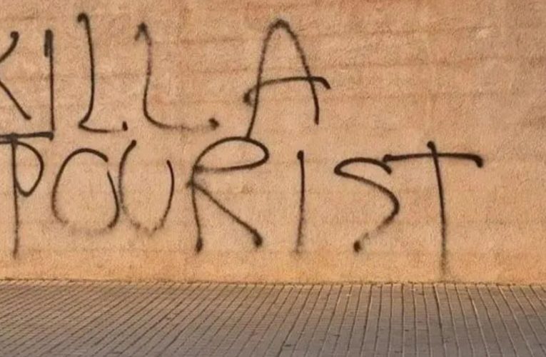 „Omoară un turist”, mesajul văzut pe o insulă preferată de români. Proteste față de turism, pregătite