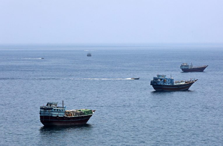ONU începe evacuarea marinarilor blocați în Strâmtoarea Ormuz / SUA avertizează că Strâmtoarea Ormuz nu poate fi taxată