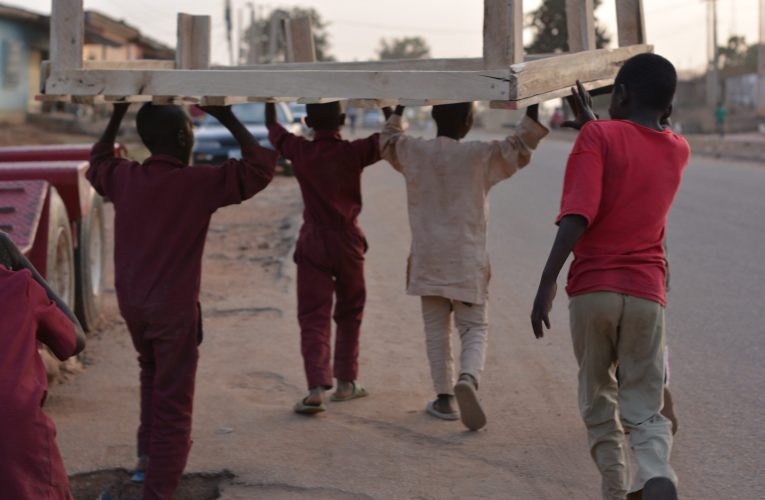 „Orașul fericit” din Nigeria este înghițit de valuri. Mii de oameni sunt afectați